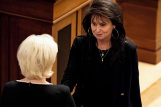 Vládní poslanci chtějí zrušit pravidla proti „politickým trafikám“ - Novinky